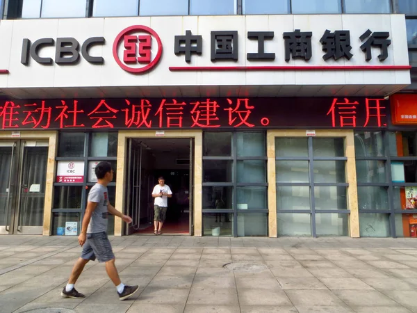Pedestre Passa Por Uma Filial Icbc Banco Industrial Comercial China — Fotografia de Stock