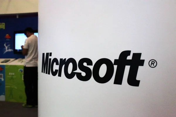 Kinesisk Anställd Står Bredvid Logotypen För Microsoft China Internet Conference — Stockfoto