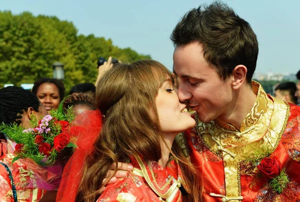 Casal Recém Casados Estrangeiros Vestidos Com Trajes Chineses Tradicionais Beijam — Fotografia de Stock
