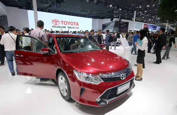 Los Visitantes Prueban Miran Los Automóviles Toyota Exhibición Durante 12ª —  Fotos de Stock