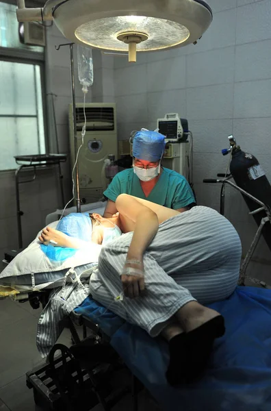 Молодой Выпускник Сяо Мэй Получает Операцию Увеличению Груди Больнице Городе — стоковое фото