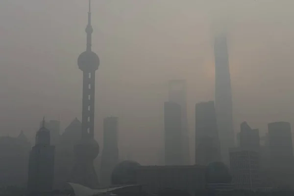 Wieżowce Niejasno Widoczne Ciężkich Smog Lujiazui Financial District Pudong Szanghaj — Zdjęcie stockowe