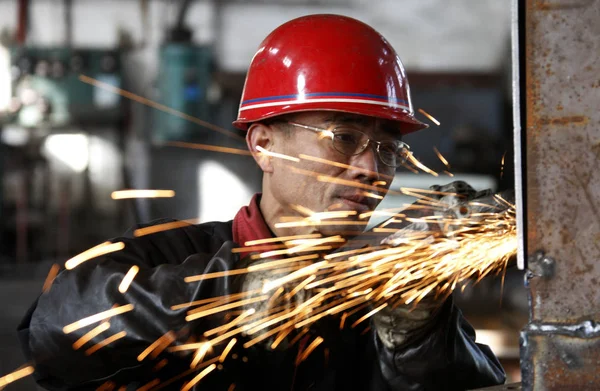 File Lavoratori Cinesi Lavorano Prodotti Siderurgici Una Fabbrica Nella Città — Foto Stock