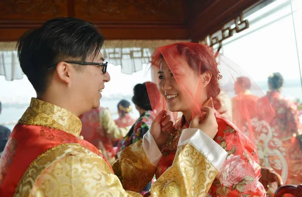 Casais Recém Casados Vestidos Com Trajes Chineses Tradicionais Participam Uma — Fotografia de Stock