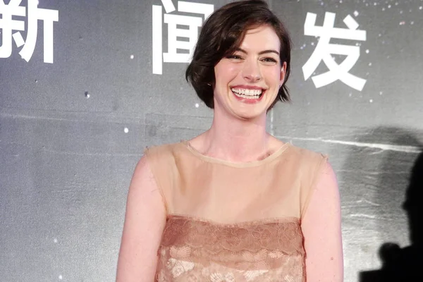 Amerikanska Skådespelerskan Anne Hathaway Skrattar Presskonferens För Kina Premiären Sin — Stockfoto