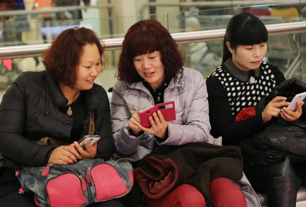 Chinesische Frauen Benutzen Ihre Smartphones Einem Einkaufszentrum Der Stadt Xuchang — Stockfoto