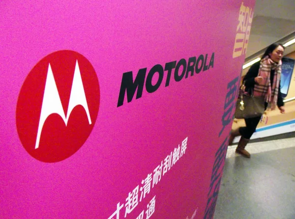 Pedone Passa Davanti Una Pubblicità Produzioni Mobili Motorola Nella Città — Foto Stock