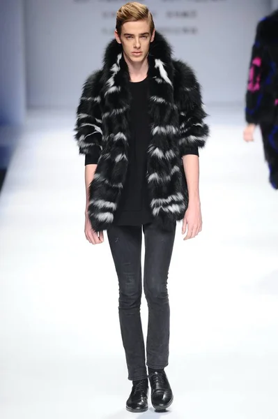Model Zobrazuje Nové Stvoření Podzim Zima 2014 2015 Fur Módní — Stock fotografie