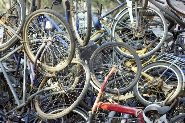 Las Bicicletas Desechadas Amontonan Frente Edificio Dormitorios Universidad Central Sur —  Fotos de Stock