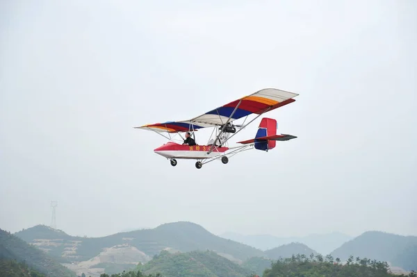 Medico Cinese Pensione Jin Shaozhi Vola Suo Aereo Super Leggero — Foto Stock