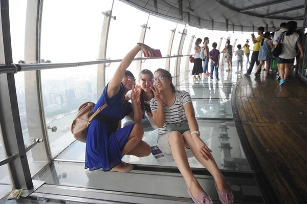 Los Turistas Toman Selfies Plataforma Turística Oriental Pearl Tower Durante —  Fotos de Stock