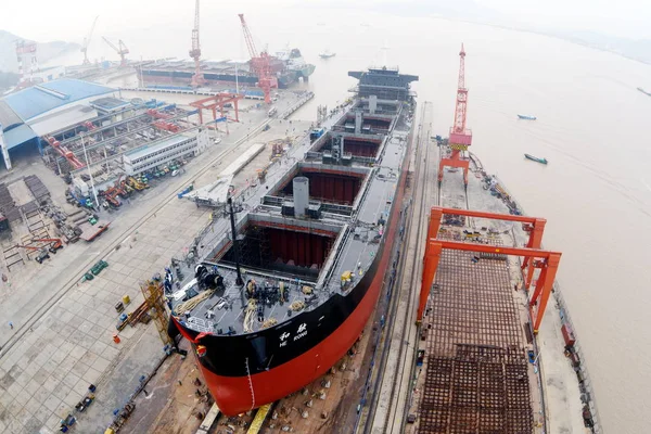 Navio Carga Granel Recém Construído Está Sendo Lançado Estaleiro Zhejiang — Fotografia de Stock