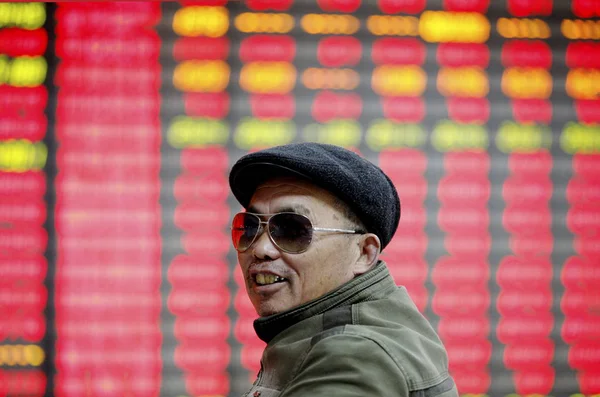 Китайські Переговори Інвестор Іншими Перед Екраном Відображення Цін Акцій Червоний — стокове фото