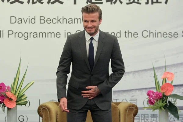 Суперзвезда Английского Футбола Дэвид Бекхэм Улыбается Сидя Пресс Конференции Шанхае — стоковое фото