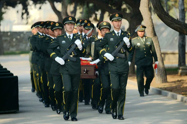 Chinese Pla People Liberation Army Soldiers Escort Coffin Soldier Killed — Stock Photo, Image