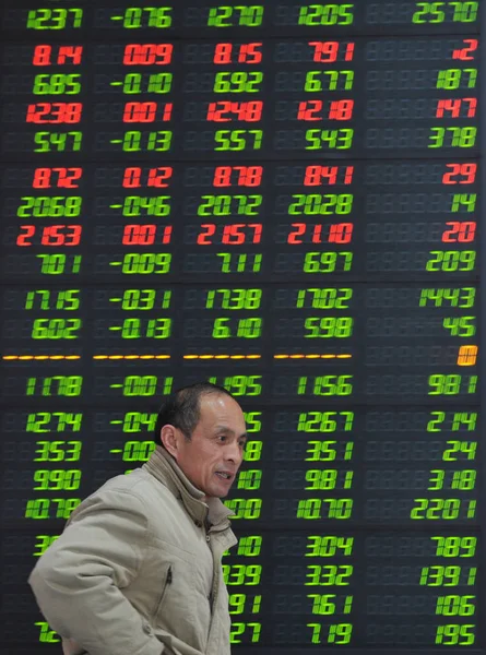 Chinese Investor Walks Screen Displaying Prices Shares Red Price Rising — Stock Photo, Image