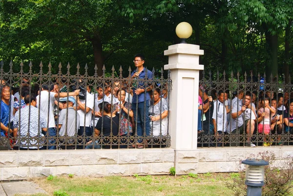 Una Multitud Personas Hacen Cola Frente Una Sucursal Del Banco — Foto de Stock