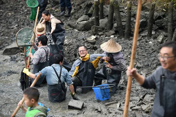 Τοπικοί Κάτοικοι Βοηθούν Έναν Κινέζο Κολλήσει Στη Λασπωμένη Λιμνούλα Μετά — Φωτογραφία Αρχείου
