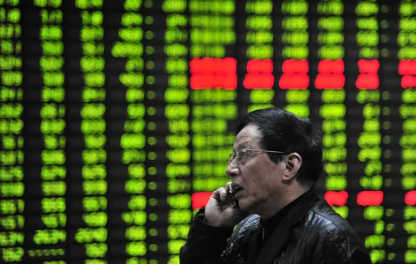 Ein Chinesischer Investor Spricht Auf Seinem Mobiltelefon Als Sich Die — Stockfoto