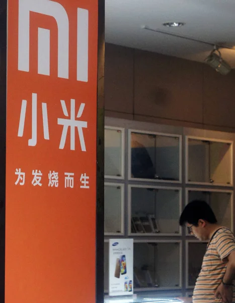 Tiendas Clientes Una Tienda Teléfonos Inteligentes Xiaomi Ciudad Yichang Provincia — Foto de Stock