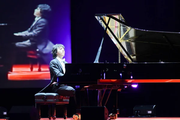 2011 中国で彼のコンサート中に実行する中国ピアニスト ユンディ — ストック写真