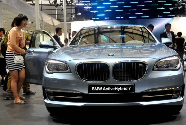 Návštěvníci Podívat Auto Bmw Activehybrid Během Shanghai International Automobilového Průmyslu — Stock fotografie