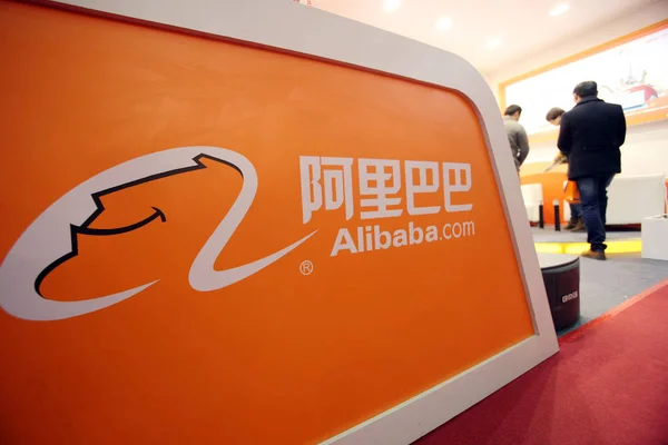 Άνθρωποι Επισκέπτονται Περίπτερο Της Alibaba Com Κατά Διάρκεια Μιας Έκθεσης — Φωτογραφία Αρχείου