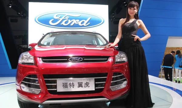 Model Poses Ford Car Automobile Exhibition Zhengzhou Central Chinas Henan — Stock Photo, Image