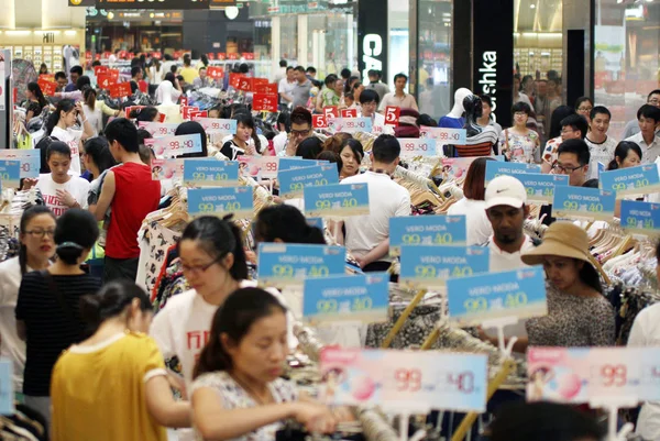 Kinesiska Kunder Shoppa Kläder Ett Köpcentrum Huaian City East Chinas — Stockfoto