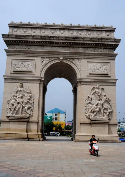 Los Ciclistas Viajan Través Una Réplica Del Arco Del Triunfo — Foto de Stock
