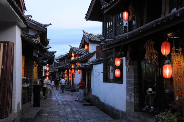 Visa Gamla Byggnader Båda Sidor Bana Gamla Townen Lijiang Lijiang — Stockfoto