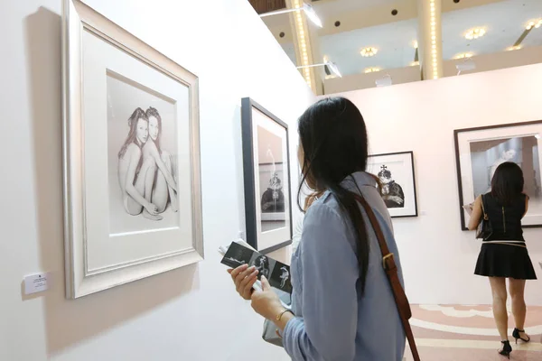 Visitantes Chineses Olham Para Fotografias Durante Feira Arte Photo Shanghai — Fotografia de Stock