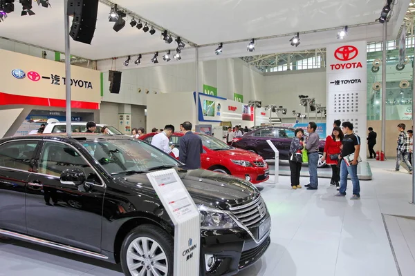 Los Visitantes Observan Los Automóviles Toyota Exhibición Durante Una Exposición — Foto de Stock