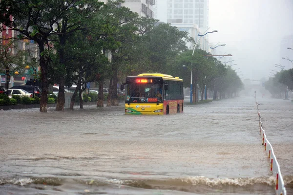 Автобус Едет Затопленной Дороге Вызванной Проливными Дождями Тайфуна Калмаеги Городе — стоковое фото