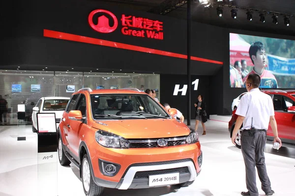 Employee Stands Next Great Wall Suv Automobile Exhibition Chengdu City — Stock Photo, Image