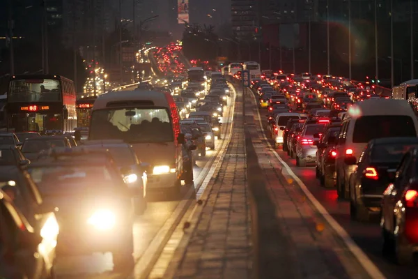 Pekin Akşam Saatlerinde Trafik Sıkışıklığı Bir Trafik Sıkışıklığı Bir Yol — Stok fotoğraf