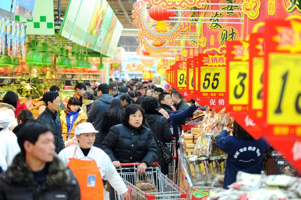 中国の顧客は 春祭りとしても知られている中国の旧正月 東中国江蘇省 揚州市のスーパーマーケットで 2月2013のために買い物をしています — ストック写真