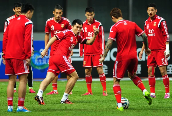 2014年10月13日 中国国家男子足球队的球员参加了在中国湖南省中部长沙市与巴拉圭的友谊赛的训练课 — 图库照片