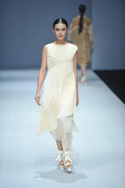 モデルは 中国ロンドンファッションウィークの春 2015 2014 日の間に Yiluck 李雅ファッションショーで李雅デザイナーによって新しい創造を表示します — ストック写真