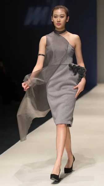 モデルは 2014 日卒業設計作品で北京ファッション工科大学 Bift 北京でのファッションショーでの大学院生によって作成を表示します — ストック写真