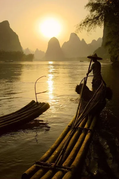 Een Oudere Visser Rijen Een Bamboevlot Lijiang Rivier River Gulin — Stockfoto