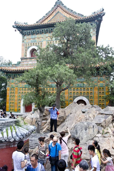Kinesiska Turister Titta Tornet Buddhistisk Rökelse Sommarpalatset Peking Kina Juli — Stockfoto