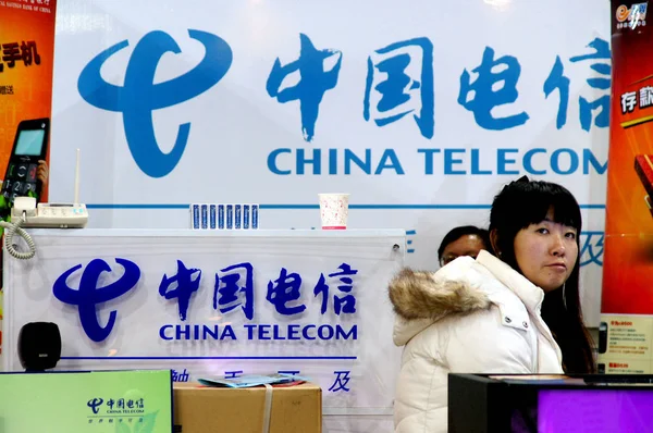 File Une Femme Regarde Stand China Telecom Lors Une Expo — Photo