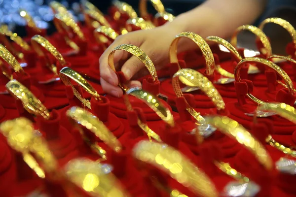 Commis Chinois Met Des Bracelets Dans Comptoir Une Boutique Dans — Photo