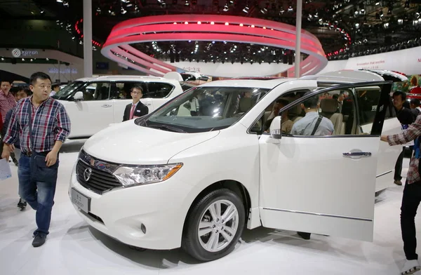 Los Visitantes Prueban Nissan Quest Exhibición Durante 12ª Exposición Internacional — Foto de Stock