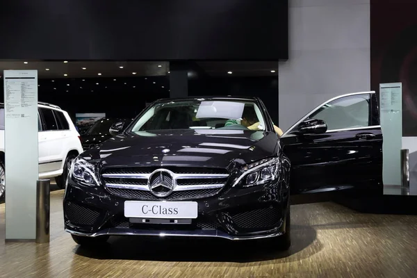 Visitor Tries Out Mercedes Benz Class Automobile Exhibition Fuzhou City — Φωτογραφία Αρχείου