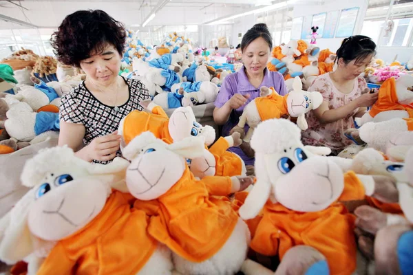 Vrouwelijke Chinese Arbeiders Maken Speelgoed Exporteren Naar Verenigde Staten Europa — Stockfoto