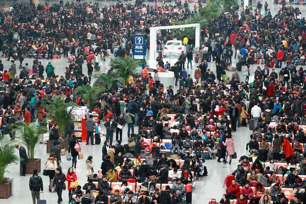 Folle Passeggeri Cinesi Aspettano Loro Treni Alla Stazione Ferroviaria Shanghai — Foto Stock