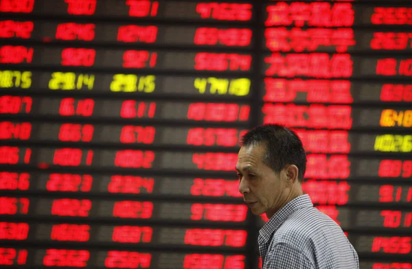Chiński Inwestor Idzie Obok Ekranu Wyświetlając Ceny Akcji Czerwony Dla — Zdjęcie stockowe