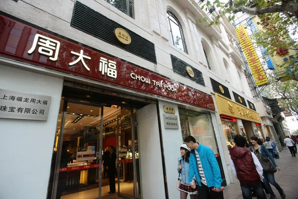 Pedestres Passam Por Ramo Chow Tai Fook Xangai China Novembro — Fotografia de Stock